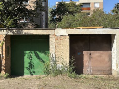 Şehirdeki apartmanların önündeki garajlar.