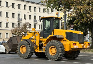 Şehir sokaklarında büyük bir buldozer.