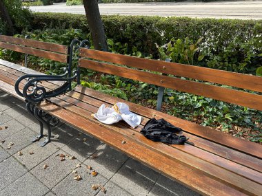 Şehirde bir bankta iç çamaşırını kaybetmiş.