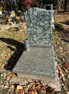 Genel mezarlıkta mezar taşı