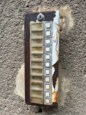 Eski paslı dahili telefon bir binanın duvarında.