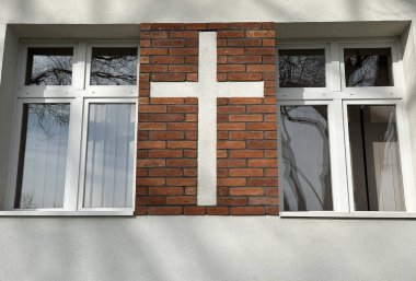 Kilisenin duvarında çapraz şekil var.