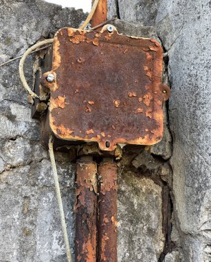 Paslı, harap haldeki elektrik düğmesi.