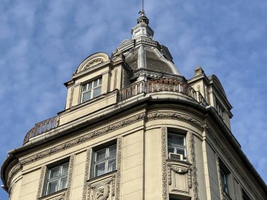 Macaristan 'ın Debrecen şehrindeki Altın Boğa Oteli' nin kulesi.