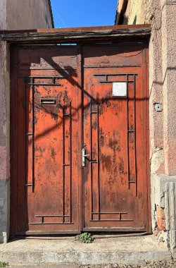 Eski paslı metal bir bina kapısı