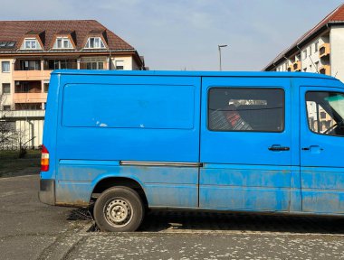 Sokakta mahvolmuş eski bir minibüs.