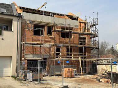 Şehirde yeni bir apartman inşaatı