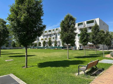Şehirde yeni bir apartman.