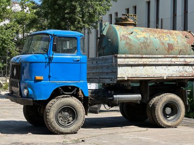 55 yıllık kamyonet ve büyük bir konteynır.