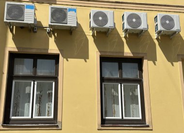 Duvarda klimalar var.