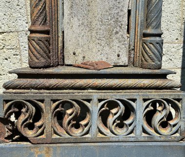 Halk mezarlığındaki eski bir metal aksesuarın parçası.