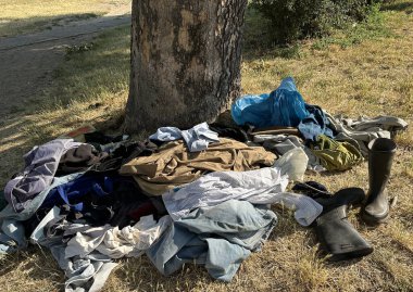 Ağacın yanındaki eski elbiseler.