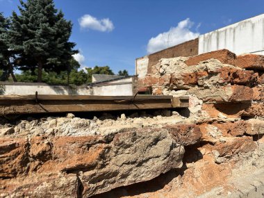 Yıkılmış eski bir binanın kırık tuğla duvarı.