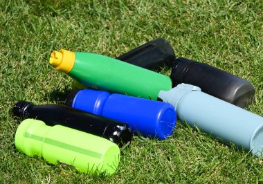 Çimlerde su şişeleri
