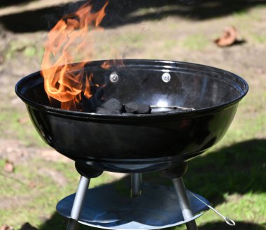 Barbekü dışarıda pişmeye hazır.