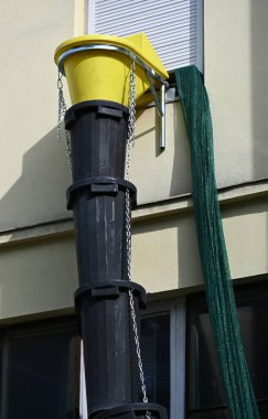 İnşaat alanındaki çöpler için plastik boru hattı