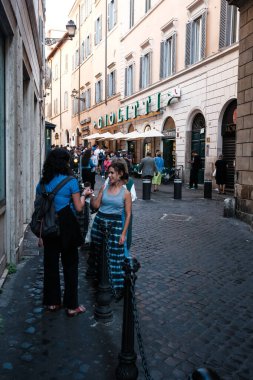 Roma, İtalya - Ekim 2022. Giolitti tanınmış bir kafe ve pastane ve bildirildiğine göre İtalya 'nın en eski dondurma dükkanı. Giuseppe ve Bernardina Giolitti tarafından 1890 yılında kuruldu ve ilk mandıralarını Salita del Grillo 'da açtı..