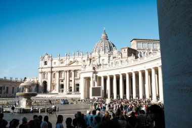 Roma, İtalya - Ekim 2022. Roma 'nın Vatikan şehir merkezinde Aziz Peter Meydanı, İtalya' nın ünlü seyahat ve dini turizm merkezi Papa 'nın kent merkezi.
