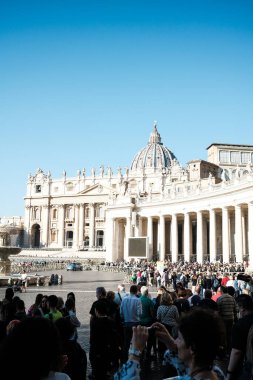 Roma, İtalya - Ekim 2022. Roma 'nın Vatikan şehir merkezinde Aziz Peter Meydanı, İtalya' nın ünlü seyahat ve dini turizm merkezi Papa 'nın kent merkezi.