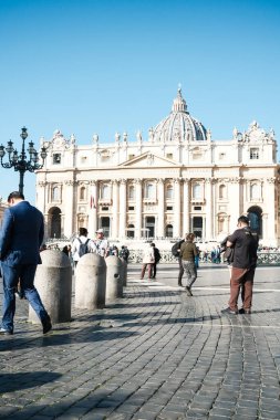 Roma, İtalya - Ekim 2022. Roma 'nın Vatikan şehir merkezinde Aziz Peter Meydanı, İtalya' nın ünlü seyahat ve dini turizm merkezi Papa 'nın kent merkezi.