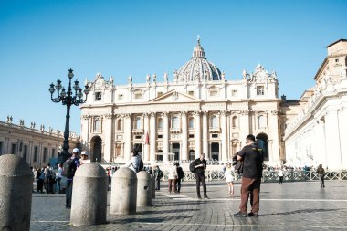 Roma, İtalya - Ekim 2022. Roma 'nın Vatikan şehir merkezinde Aziz Peter Meydanı, İtalya' nın ünlü seyahat ve dini turizm merkezi Papa 'nın kent merkezi.