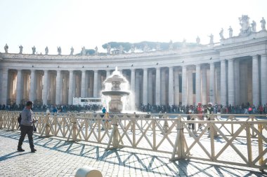 Roma, İtalya - Ekim 2022. Roma 'nın Vatikan şehir merkezinde Aziz Peter Meydanı, İtalya' nın ünlü seyahat ve dini turizm merkezi Papa 'nın kent merkezi.