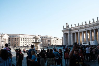 Roma, İtalya - Ekim 2022. Roma 'nın Vatikan şehir merkezinde Aziz Peter Meydanı, İtalya' nın ünlü seyahat ve dini turizm merkezi Papa 'nın kent merkezi.