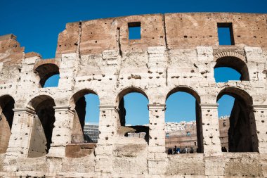 Roma, İtalya 'da Colosseum' un yakın çekimi. Roma mimarisi ve dönüm noktası. Roma Kolezyumu, Roma ve İtalya 'nın başlıca ilgi alanlarından biridir.