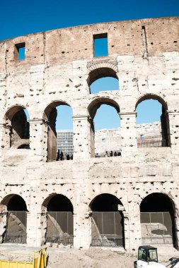 Roma, İtalya 'da Colosseum' un yakın çekimi. Roma mimarisi ve dönüm noktası. Roma Kolezyumu, Roma ve İtalya 'nın başlıca ilgi alanlarından biridir.