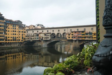 Floransa, İtalya - Ekim 2022. Ponte Vecchio kelimenin tam anlamıyla Eski Köprü 13. yüzyıldan beri Floransa antik sokaklarının demirbaşıdır. İnşa edildiğinde Arno 'nun ilk köprüsü olarak hizmet verdi ve o zamandan beri Hund' a dayandı.