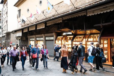 Floransa, İtalya - Ekim 2022. Ponte Vecchio kelimenin tam anlamıyla Eski Köprü 13. yüzyıldan beri Floransa antik sokaklarının demirbaşıdır. İnşa edildiğinde Arno 'nun ilk köprüsü olarak hizmet verdi ve o zamandan beri Hund' a dayandı.