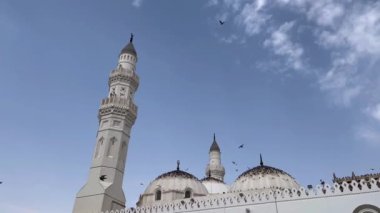 Madinah, Suudi Arabistan - Ağustos 2022. Mescid Quba ya da Quba Camii, Hz. Muhammed PBUH tarafından yapılan ilk cami, Müslümanlar için kutsal bir yer.