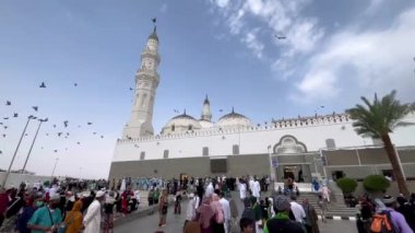 Madinah, Suudi Arabistan - Ağustos 2022. Mescid Quba ya da Quba Camii, Hz. Muhammed PBUH tarafından yapılan ilk cami, Müslümanlar için kutsal bir yer.