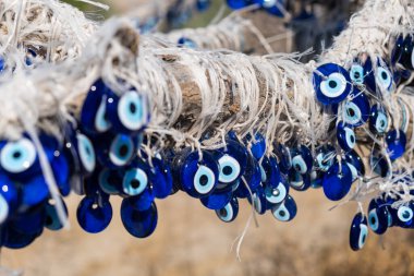 bir çok geleneksel Türk nazar boncuğu mavi cam hediyelik eşyalardan nazar boncuk.