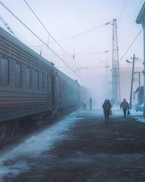 Ранним Утром Вид Платформу Железнодорожной Станции Снежное Холодное Зимнее Время — стоковое фото