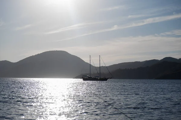 Vacker Vik Med Segelbåt Yacht Turkost Hav Och Berg Lyxsemester — Stockfoto