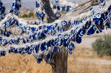 bir çok geleneksel Türk nazar boncuğu mavi cam hediyelik eşyalardan nazar boncuk.