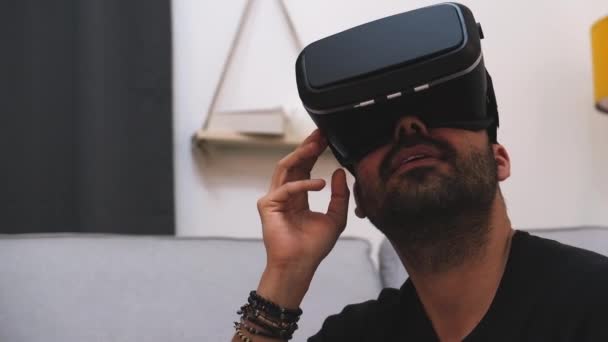 Jongeman Met Een Bril Die Thuis Lacht Close Virtual Reality — Stockvideo