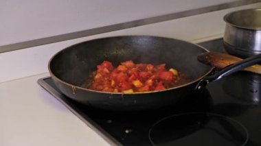 Domates ve sarımsak sosu kızartma tavasında kızartılır..