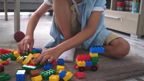 Mały Chłopiec Maluch Bawi Się Kolorowe Plastikowe Klocki Domu Salon — Wideo stockowe