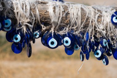 bir çok geleneksel Türk nazar boncuğu mavi cam hediyelik eşyalardan nazar boncuk.