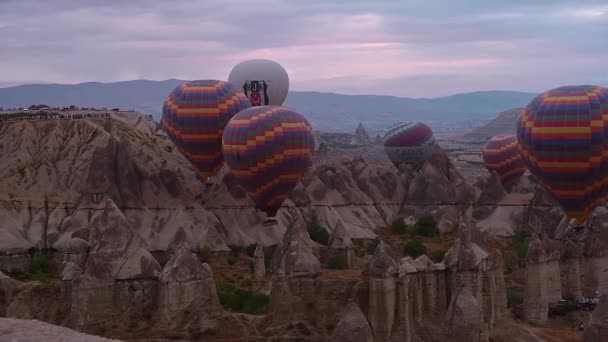 Goreme Turkey 2022年9月 カラフルな熱気球がカッパドキアの山の風景の上で日の出に飛んでいます — ストック動画