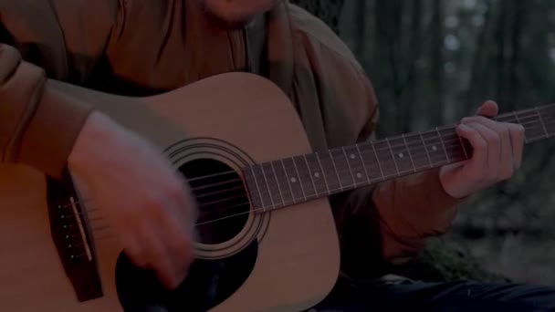 Mão Homem Tocando Guitarra Livre Parque Strumming Close Guitarra Acústica — Vídeo de Stock