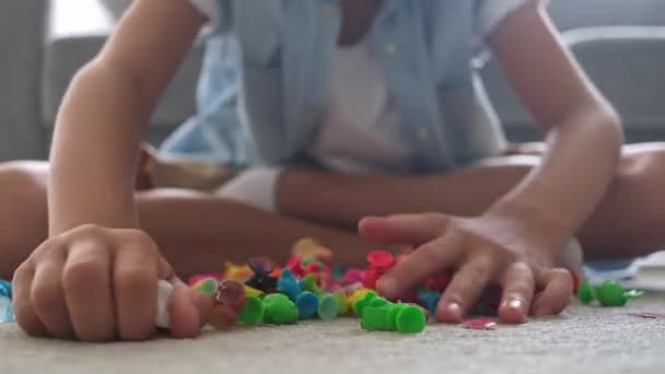 Küçük Çocuk Renkli Plastik Oyuncaklarla Oynuyor Oturma Odasında Halı Yapımında — Stok video