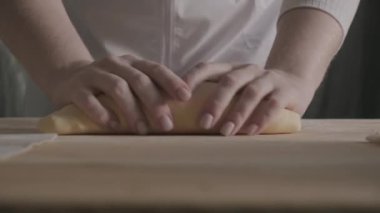 Kadın elleri un masaya hamur yoğurarak taze ekmek yapıyor. Fırın dükkanı. Pizza hamuru hazırlama