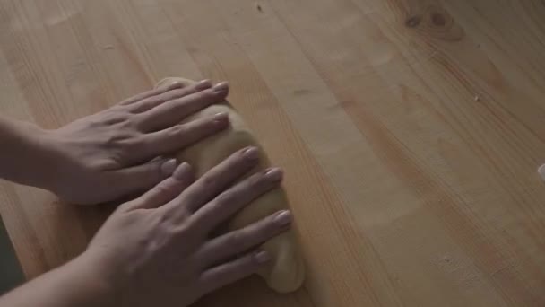 Mãos Mulher Fecham Amassando Massa Farinha Mesa Farinhada Preparando Pão — Vídeo de Stock