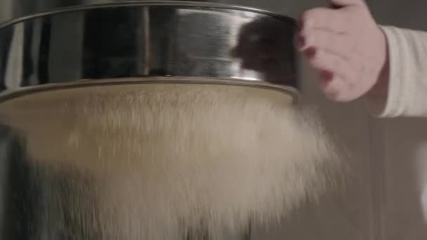 Fırıncı Süzgeçten Dökerek Taze Yapımı Ekmek Fırınının Hamurunu Hazırlıyor — Stok video
