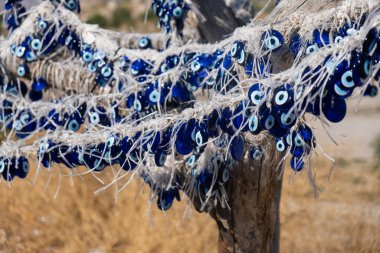 bir çok geleneksel Türk nazar boncuğu mavi cam hediyelik eşyalardan nazar boncuk.