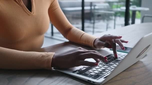 Afro Americana Manos Cerca Oficina Cafetería Trabajando Escritura Computadoras Portátiles — Vídeo de stock