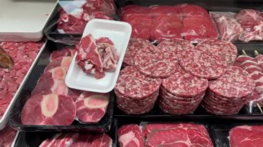 Mağazadaki Vitrindeki Taze Çiğ Et parçaları ve ürünleri. Kasapta ya da markette kuzu eti, domuz eti, çiğ et var.